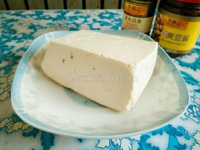 准备嫩豆腐一块，李锦记蒸鱼豉油，李锦记黄豆酱（李锦记蒜蓉辣椒酱忘了拍了）。