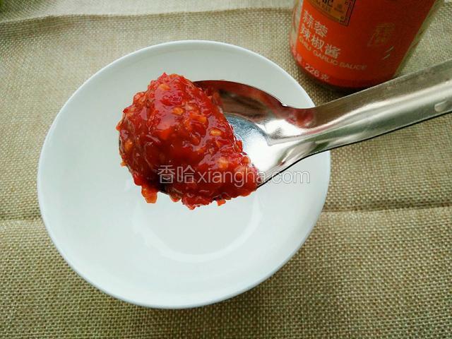 取一个干净的小碗，放入李锦记蒜蓉辣椒酱。