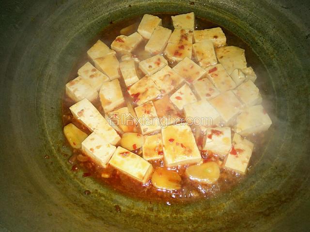 烧豆腐期间要晃动几次炒锅，使豆腐均匀入味，然后大火收汁即可起锅。
