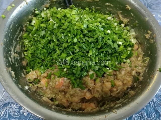 把虾仁小块和韭菜碎末放入调好的肉馅里。