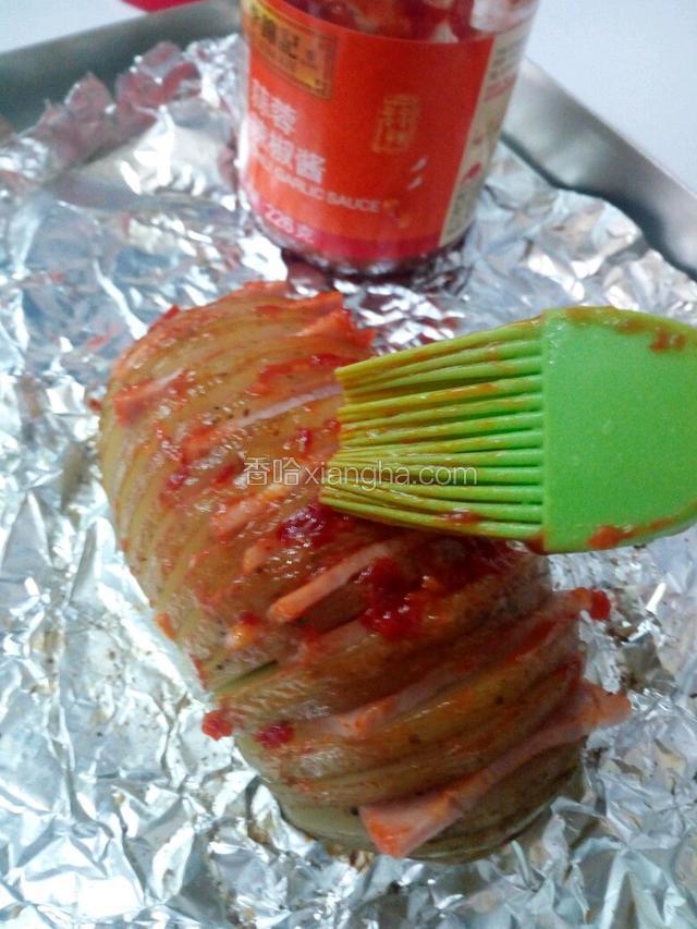 最后刷上一层李锦记蒜蓉辣椒酱，多少根据个人口味而定。继续放烤箱220度烤10分钟即可。