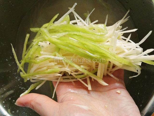 土豆切丝，辣椒切丝放入水里