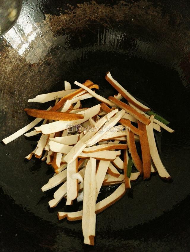 锅底留油放入香干煸炒
