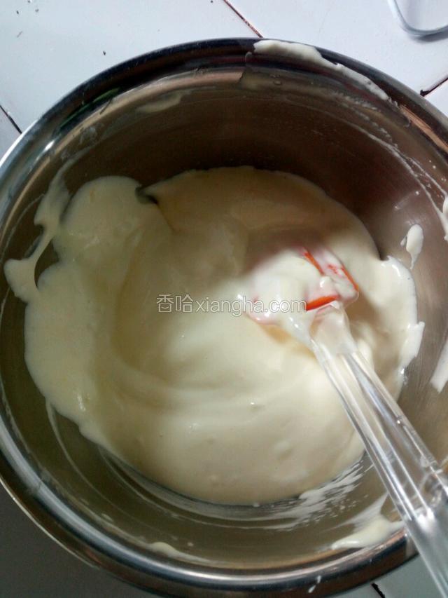 再把剩下的全部倒入蛋白霜里，翻拌均匀即可。