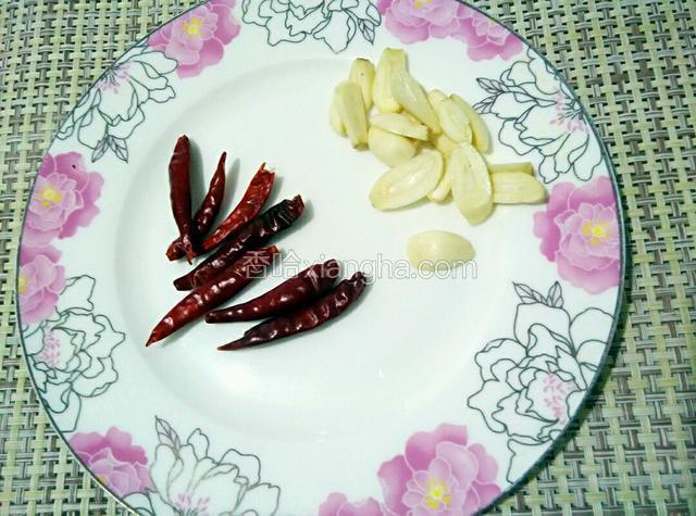 蒜切片，干辣椒适量