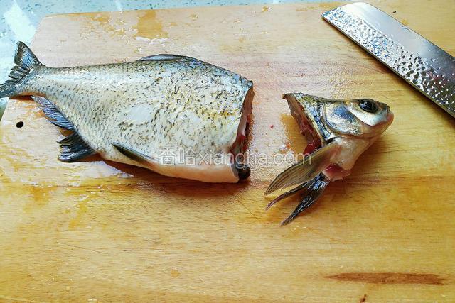 鱼除去鱼鳞，清洗干净。先把鱼头剁掉，再从破口处掏出内脏。再次清洗鱼肚内部。