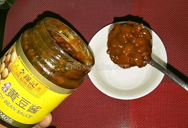 把李锦记黄豆酱放入碗中。