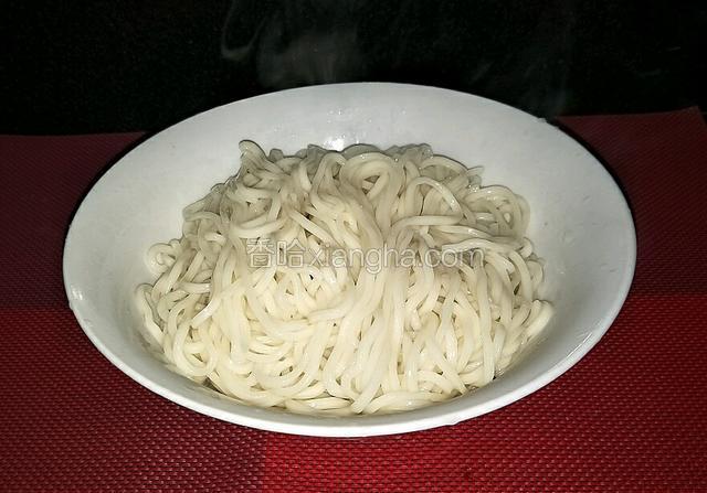 面条煮好后捞出放入碗中。（喜欢吃凉的可以用凉白开过凉）