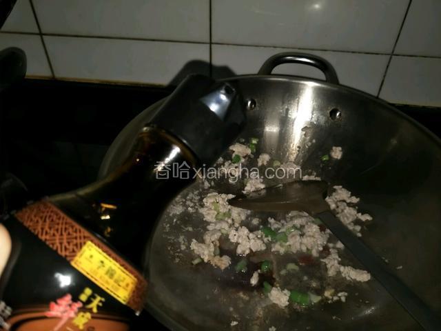 起炒锅放入葱姜干辣椒爆香，然后放入肉末煸炒一下，再放入李锦记特级鲜酱油。