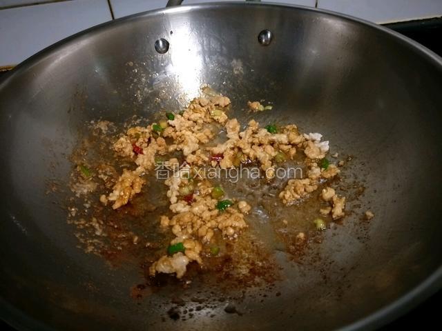 煸炒出香味。