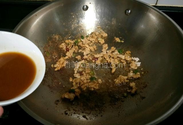 放入稀释的黄豆酱。