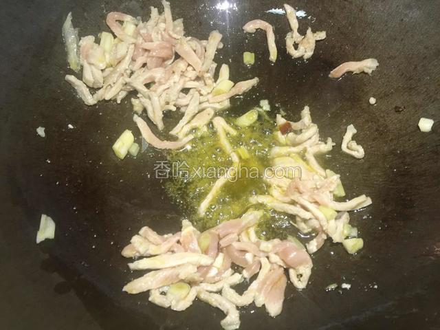 炒至肉丝发白即可。