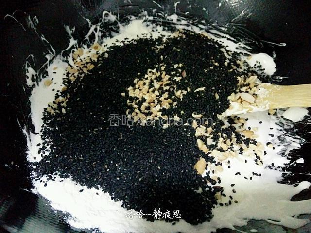 迅速倒入奶粉，花生碎，黑芝麻（撒开倒入，不要倒在一起）