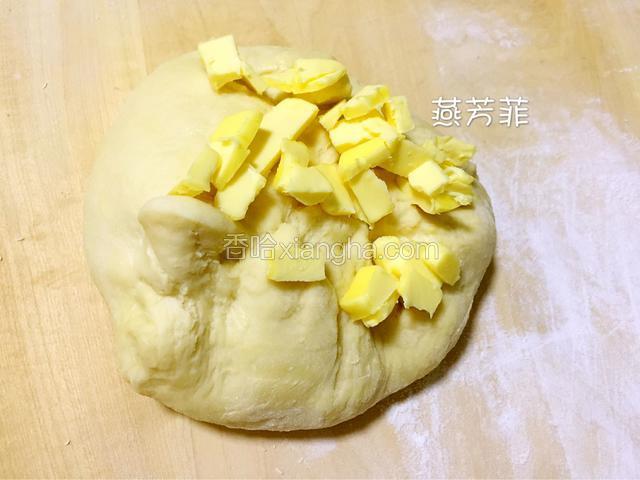 把面成团以后开始揉面。
用左手拉住面的一头右手把面搓出去再收回来转一个方向重复以上的动作做6-8个，接下来把面团起来摔打一下。这些动作具是连贯性的。
揉成光滑的面团以后加入软化的黄油。直到揉出手套膜。