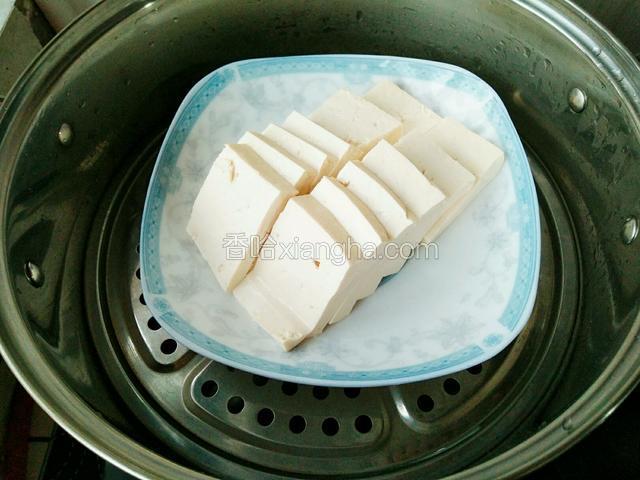 把步骤2放入锅里，隔水蒸3-5分钟即可。
