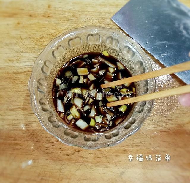 取一个小碗调汤汁，放适量的盐，糖，鸡精生抽，香醋，玉米淀粉。大葱切成指甲盖片，一起放入，搅拌均匀。