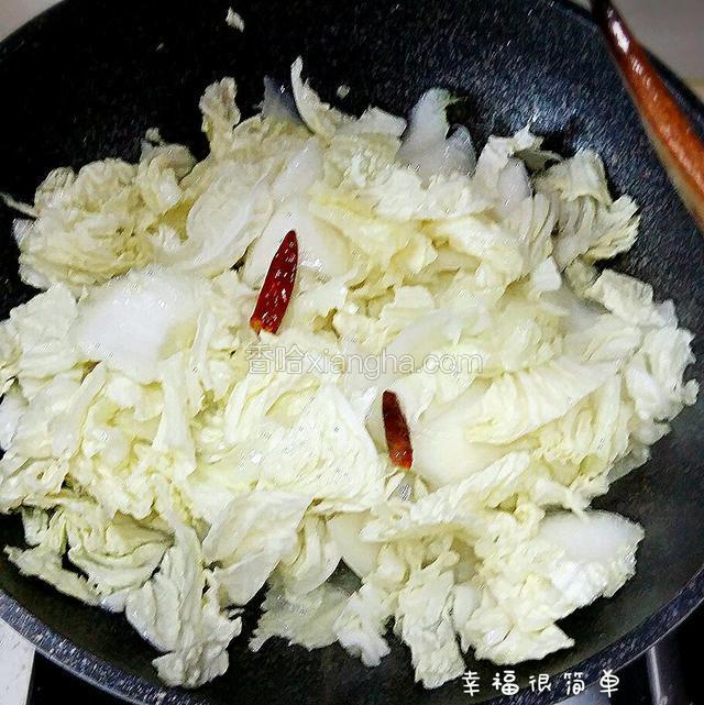然后再倒入菜叶一起煸炒。