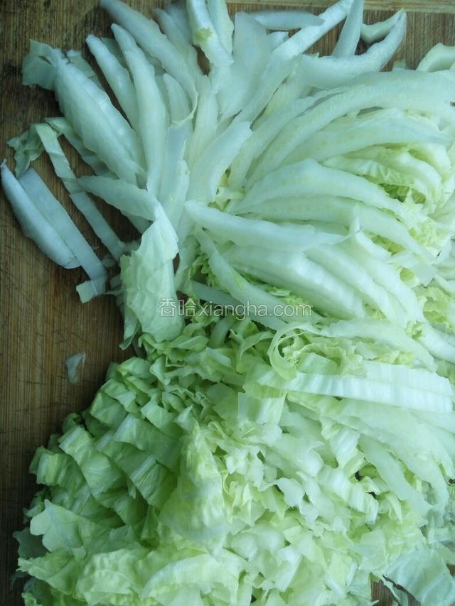 取下叶片洗干净，切成细条。