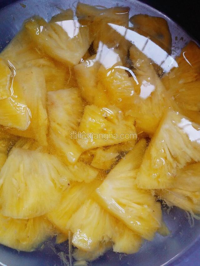 菠萝切片用盐水浸泡15分钟