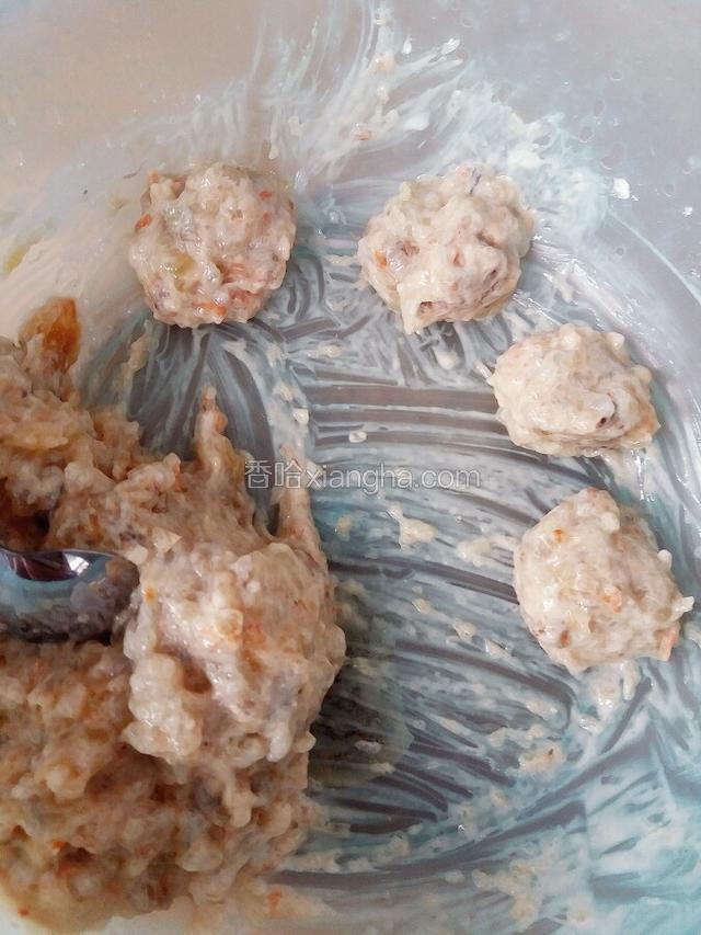 搅匀后 做成虾丸