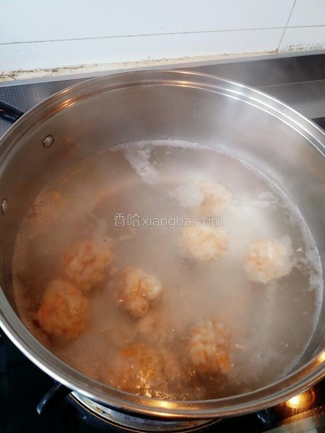 水开后放虾丸  虾丸浮起捞出
