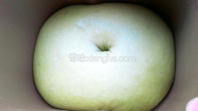 面团发至两倍大，用手指按压无回缩就发好了，启动面包机揉面程序，揉面八分钟给面团排气