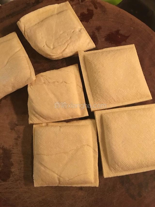 豆腐干中间切开，一分为二