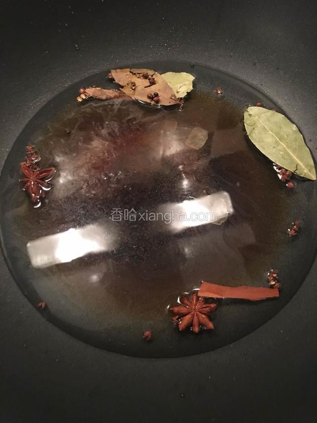 锅里加水，加入所有材料将水烧开