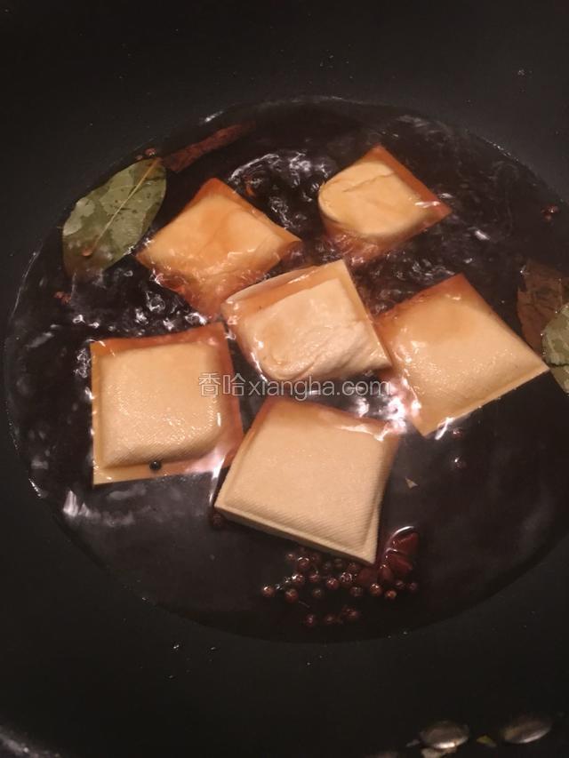 水滚后加入豆腐干，中火火，煮到豆腐干入味，上色。
