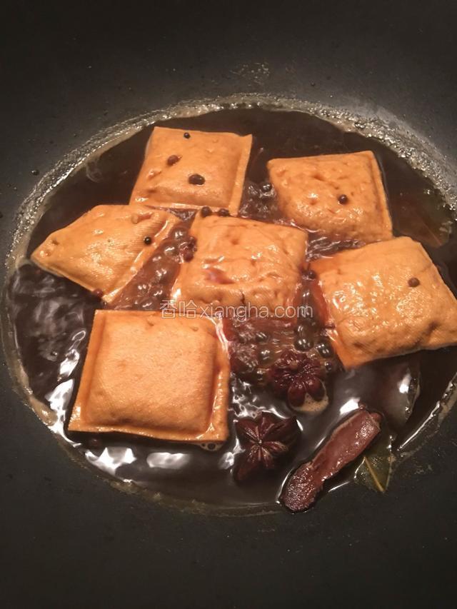 煮到快要手汁时，可以关火。用剩下的卤水汁浸泡。