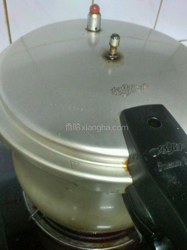 手在锅口上方感觉有热气时，盖上盖，一定要去掉高压阀。大火。
每隔半分钟晃动锅，防糊。五分钟后有热气和糖色从排气孔及手柄孔处出现。
改中火，这时要加快晃动锅的频律。会闻到焦糖味啦！
当听到锅里有噼啪声时，改中小火。
当热气减少或不见了。时间已用了十五分。关火开盖，立即倒出。