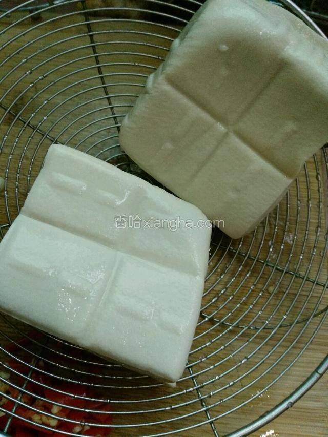 豆腐入锅焯水