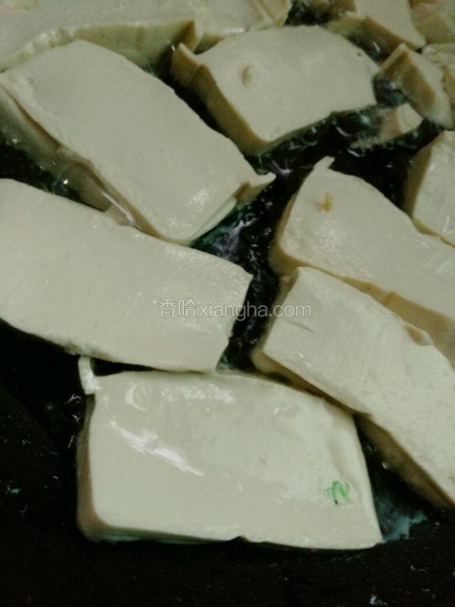 平底锅热油，放入豆腐小火慢煎