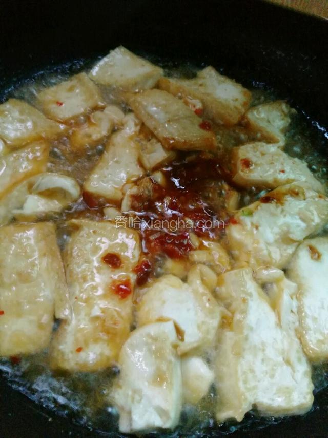 放入李锦记黄豆酱、李锦记酱油