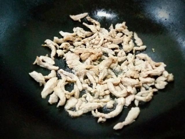 热锅，入少许食用油，5层热倒入肉丝，翻炒至变色，加点料酒、盐少许翻炒均匀；
