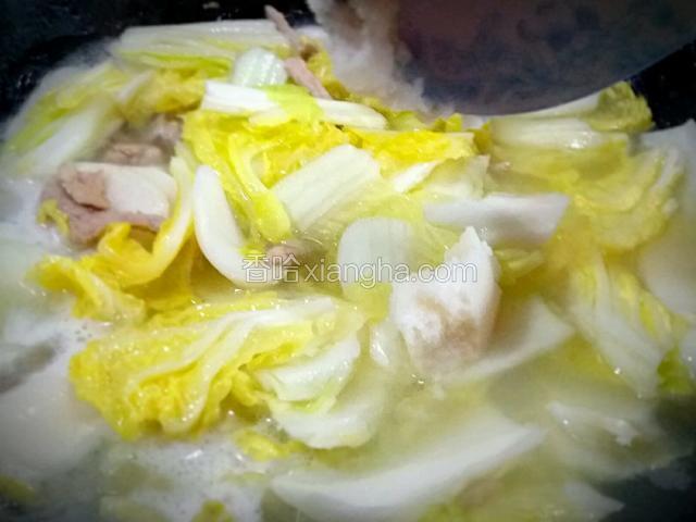 加入大白菜、少许猪油烧至白菜到适合自己的软硬度，加入少许盐调味；