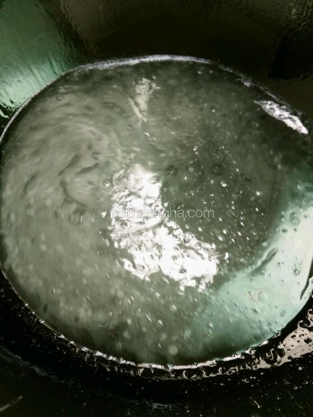 锅里烧开水，放入猪油。