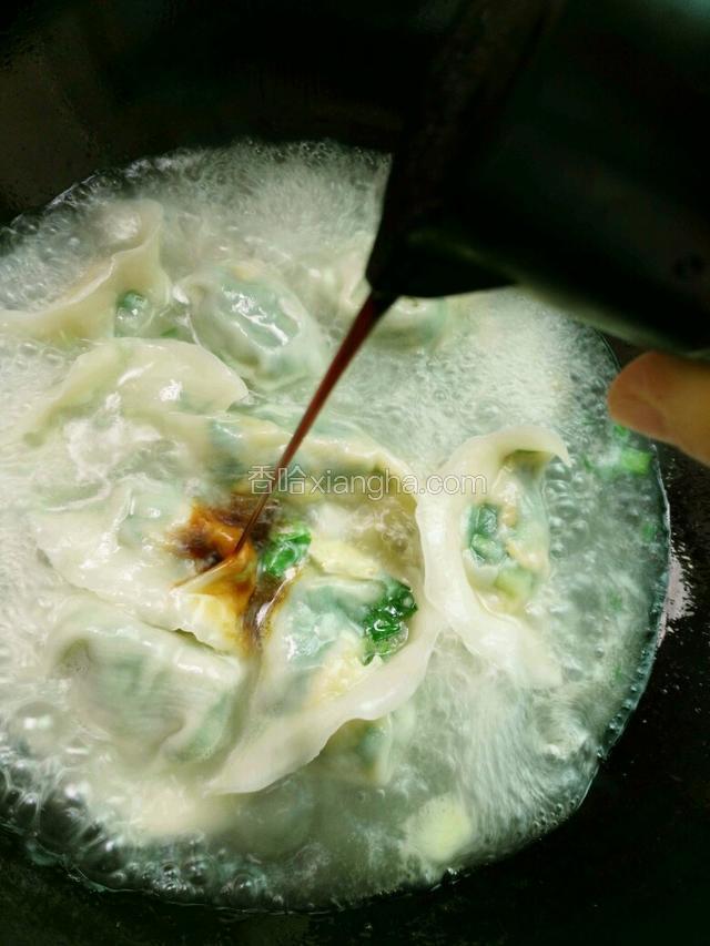 倒入李锦记酱油，倒入少许盐调味