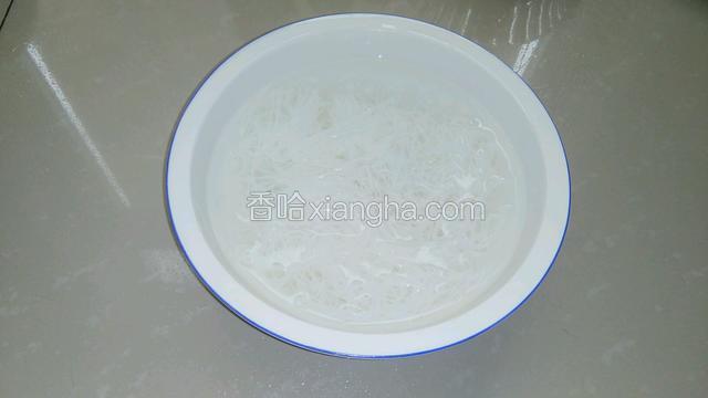 捞起放入纯净水里过凉，捞起控水