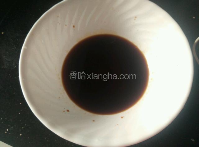 准备一勺味极鲜加半勺老陈醋，一调羹白糖，少许盐，调成糖醋汁。