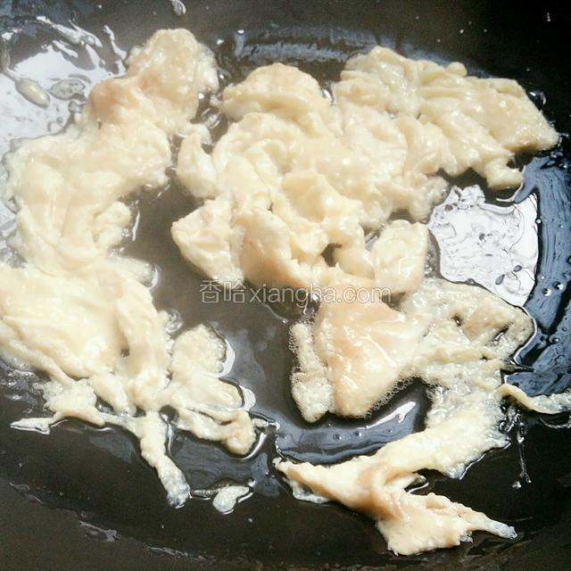 锅中加油，油热后倒入打散的蛋液，用筷子快速划散。