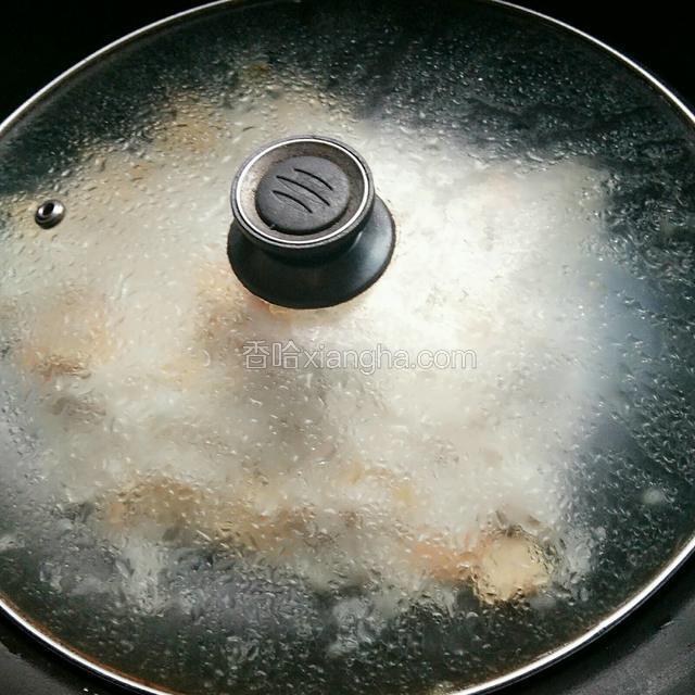 转小火，盖上锅盖，闷一分钟。