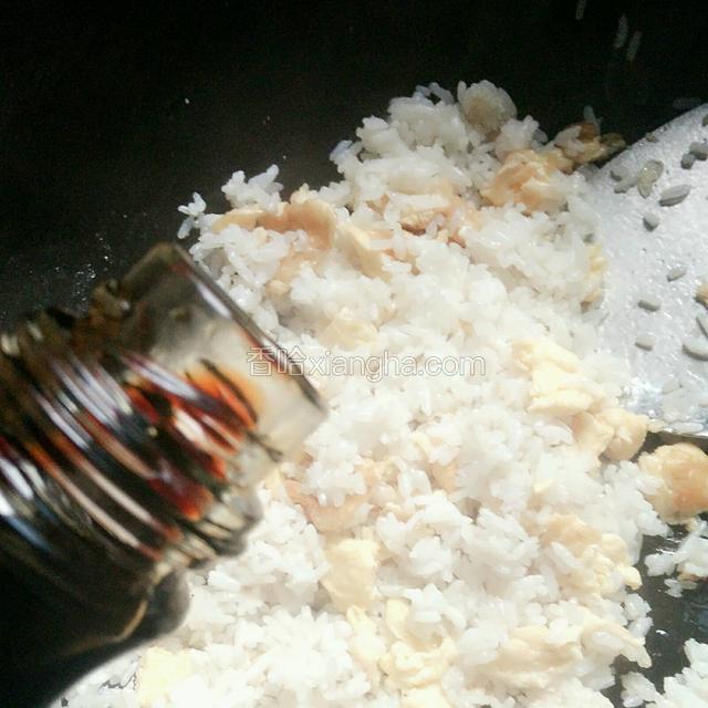 把米饭翻炒均匀，加入酱油。