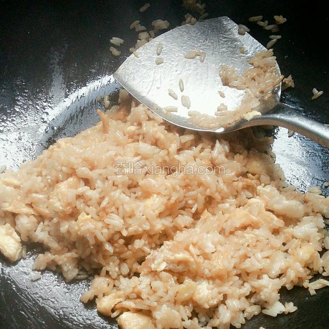 继续翻炒，让米饭粒沾上酱油。