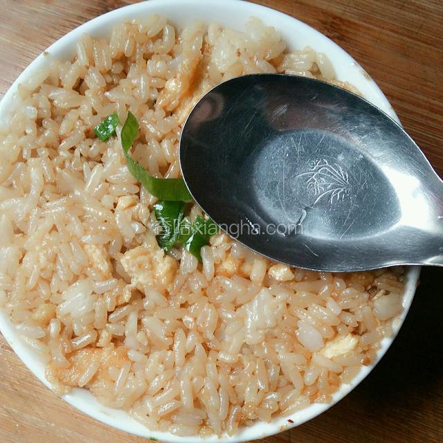盛满小碗，用勺子压紧。
