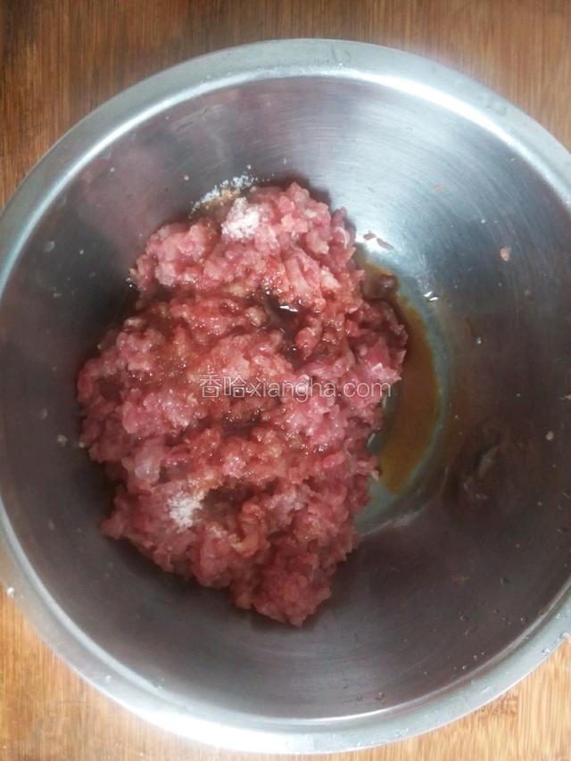 肉洗净沥干水，剁成肉沫，加盐、白糖、料酒、李锦记天成一味酱油、味精拌匀，加少许生粉搅拌上劲，再用手摔打十几次