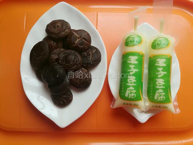 食材:提前泡发好的香菇，日本豆腐。