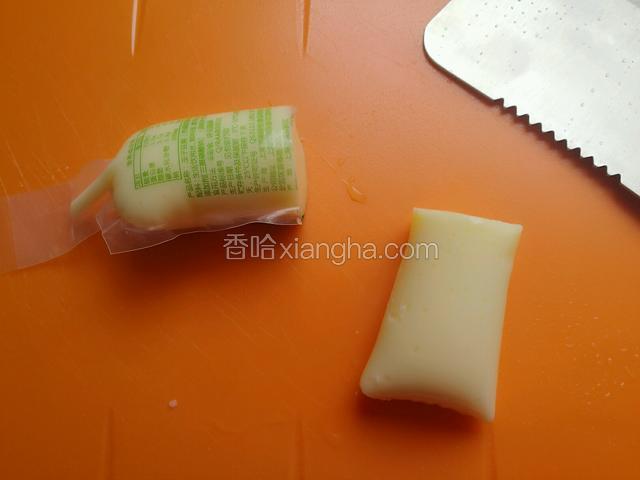日本豆腐从中间一切二，然后完整挤出。