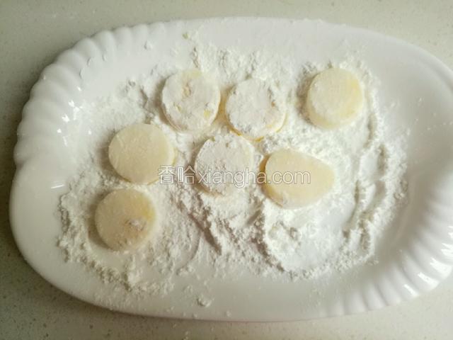 切好的日本豆腐两面都沾上一层干淀粉。