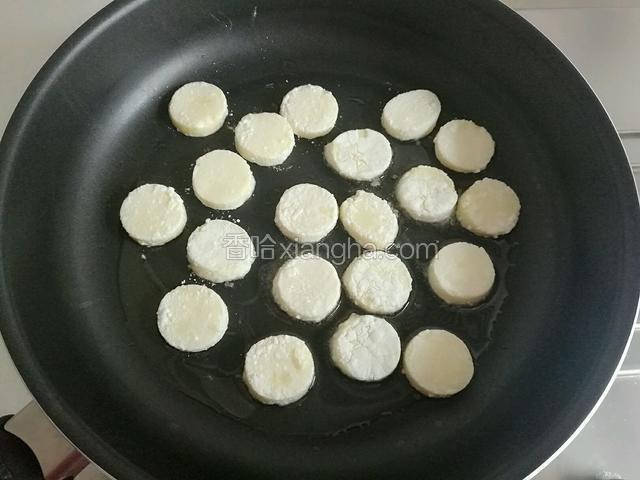 煎锅放适量食用油，放入沾好淀粉的日本豆腐煎制。